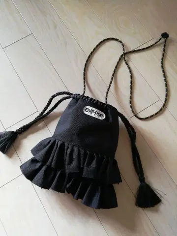 OUTDOOR 프릴 숄더백 블랙