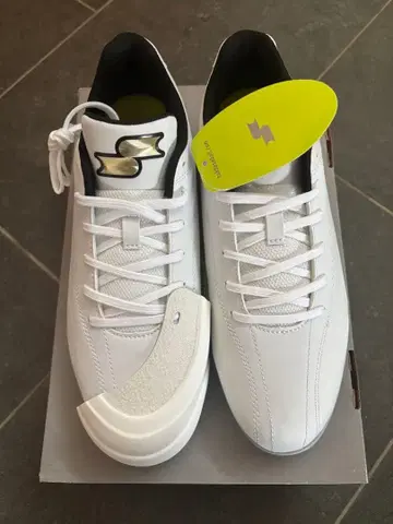 야구 스파이크 화이트