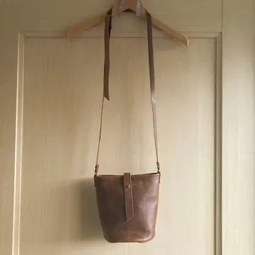 작가님 소가죽 숄더백 내추럴