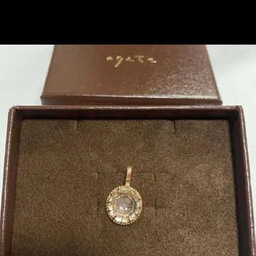 아가트 쿼츠, 다이아몬드 목걸이 참