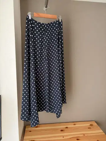 새상품급 Theory 네이비 도트 플레어 롱 스커트 00