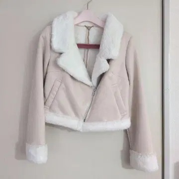 퍼 달린 베이지 자켓