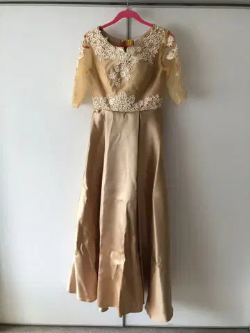 골드 컬러 드레스