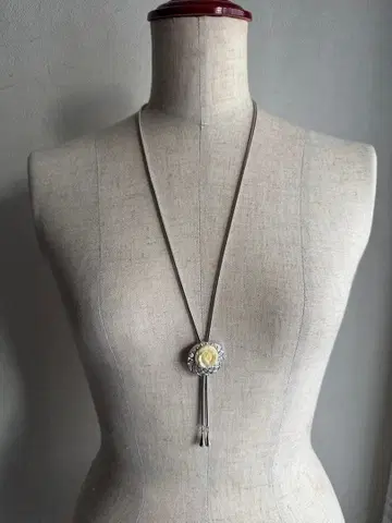 빈티지 화이트 장미와 기하학 패턴 목걸이 아르데코 쇼와 레트로