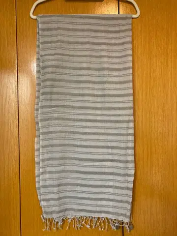 그레이와 라이트 블루 스트라이프 스톨