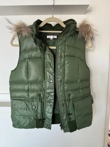 올리브 그린 후드 부착 다운 베스트
