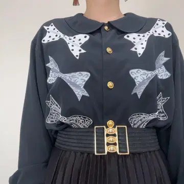 블랙 블랙 계열 리본 자수 골드 버튼 쇼와 레트로 클래시컬 블라우스