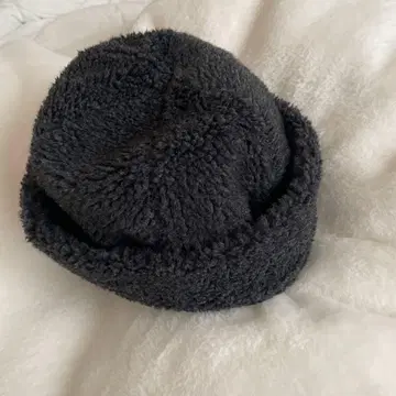 다크 그레이 플리스 보아 모자