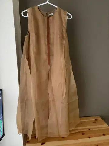 IENA 고급 실크 베이지 슬리브리스 롱 원피스