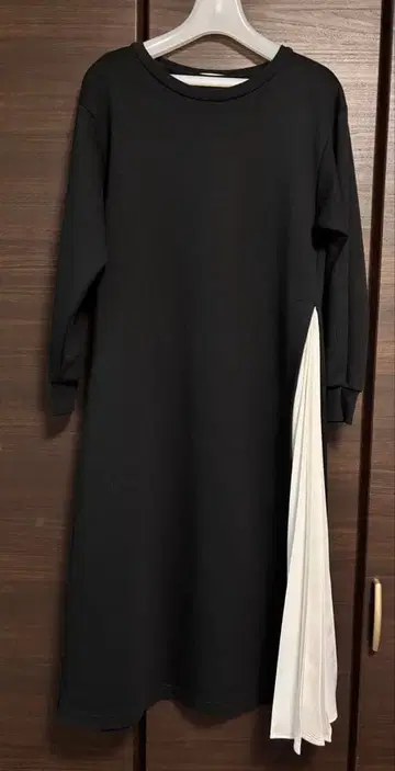 블랙 7부 소매 T셔츠 M 사이즈 플리츠 포함