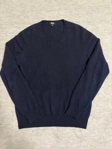 유니클로 캐시미어 100% V넥 긴팔 스웨터 네이비 UNIQLO