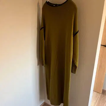 올리브 그린 긴팔 니트 원피스