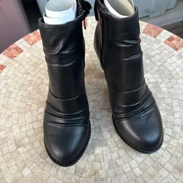 새상품 블랙 가죽 프린지 장식 부츠