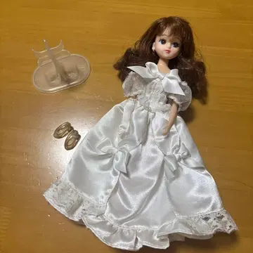 리카짱 인형 본체 화이트 드레스 인형 스탠드 포함