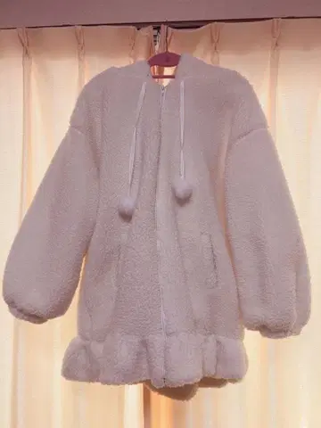 토끼 귀 달린 화이트 보아 자켓 지뢰 양산