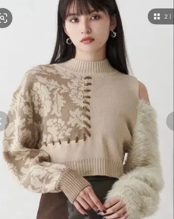 MURUA 숄더 플라워 샤기 니트