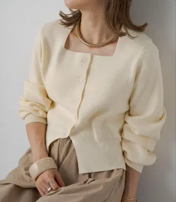 아이보리 스퀘어넥 리브 니트