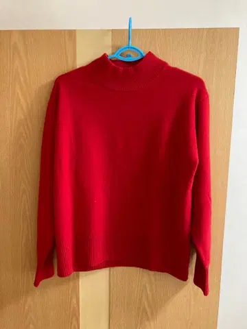 레드 터틀넥 니트 스웨터