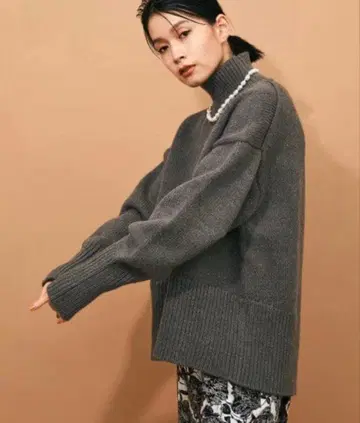 ADAM ET ROPE 그레이 터틀넥 스웨터