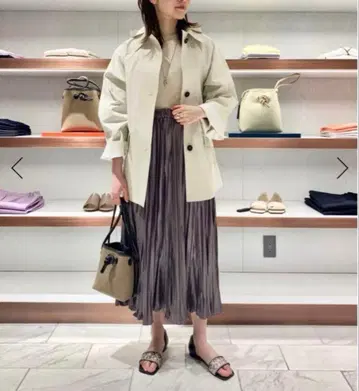 투모로우랜드 글로시 새틴 플리츠 미디 스커트