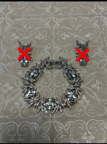 엘레강트한 꽃 모티브의 팔찌