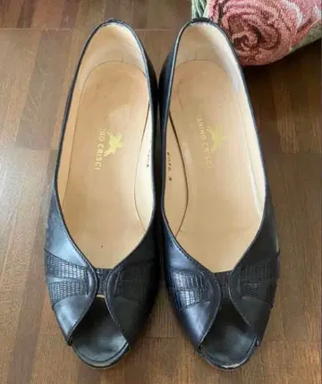 타니노 크리스치 밤 펌프스 블랙