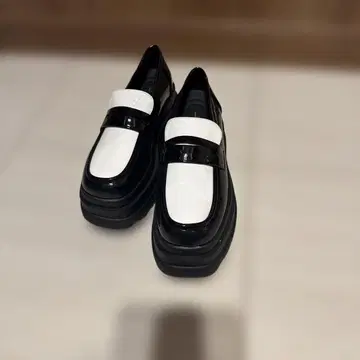 블랙 화이트 플랫폼 로퍼
