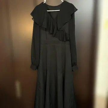 프릴 달린 블랙 롱 드레스