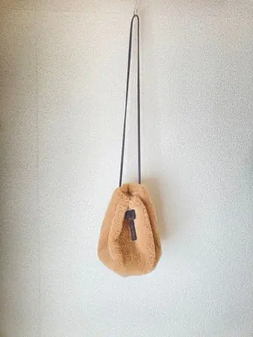 엘리오폴 인조 모피 복조리 숄더백 카멜