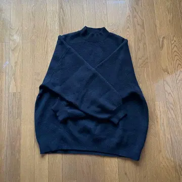 다크 네이비 하이넥 니트