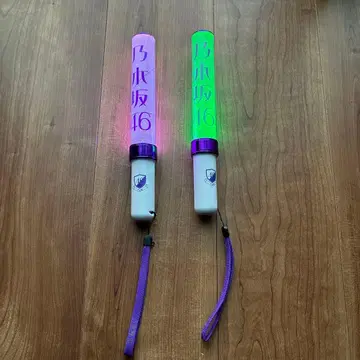 노기자카46 LED 응원봉 2개 세트 (배터리 포함)