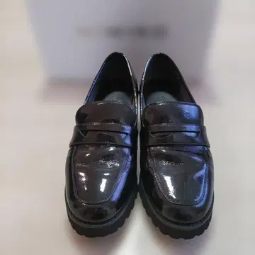 HIMIKO  트랙 밑창 코인 로퍼 에나멜 블랙