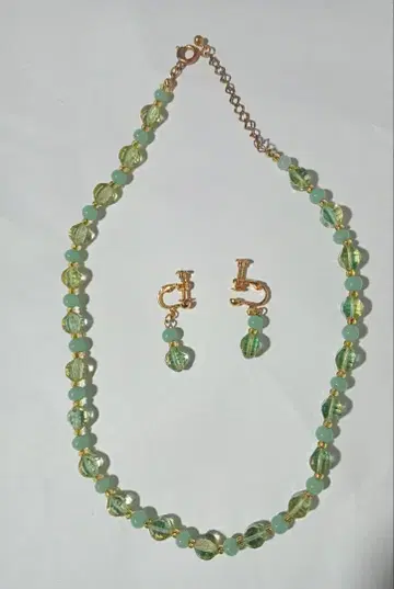 그린 계열 크리스탈 비즈 목걸이와 귀찌 세트