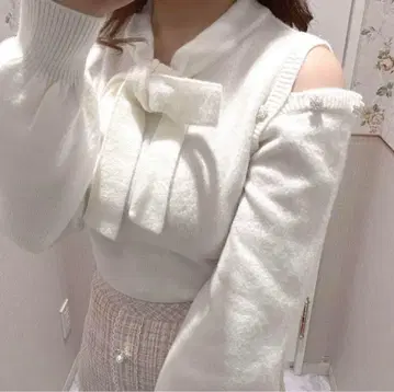 evelyn 어깨 비쥬 리본 니트 화이트