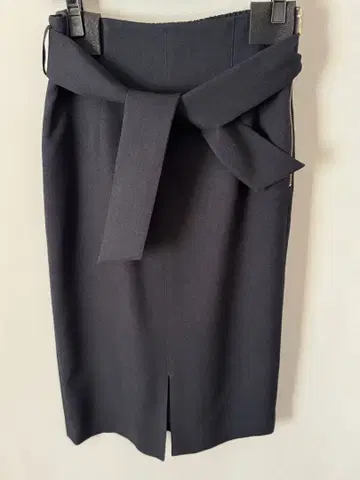 리본 포함 다크 네이비 타이트 스커트