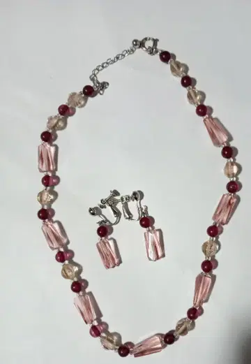 핑크와 빨간색 비즈 목걸이와 귀찌 세트