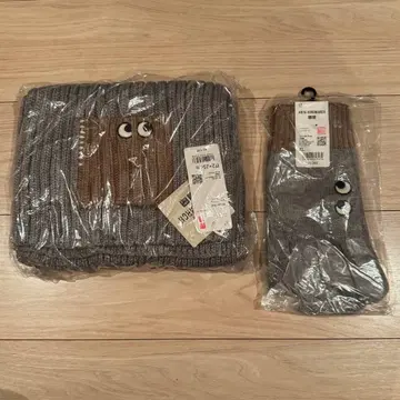 [ 미개봉 새상품 ] 유니클로 안야 힌드마치 머플러 & 장갑 2개 세트