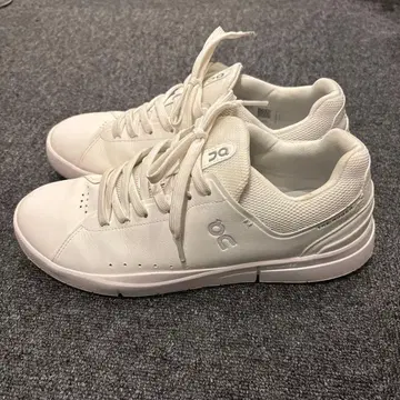 On 더 로저 어드밴티지 올 화이트 스니커즈