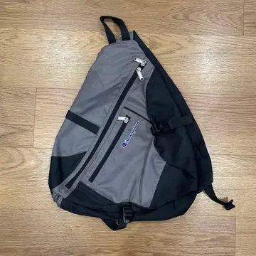 Champion 숄더백 삼각형 디자인