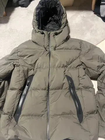 후드 부착 카키 다운 자켓