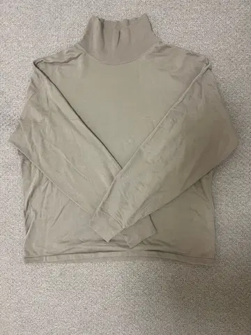 AURALEE 베이지 터틀넥 긴팔 티셔츠