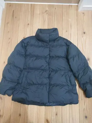 유니클로 울트라 라이트 다운 코쿤 자켓 M 사이즈