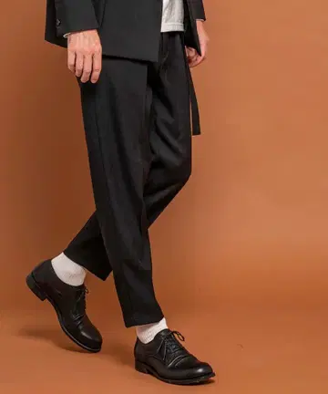 MR.OLIVE BELTED WIDE TAPERED PANTS (블랙)