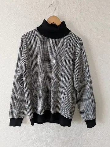 하운드투스 체크 패턴 터틀넥 니트