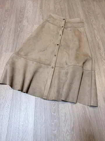 ZARA 미디 기장 플레어 스커트 버튼 포함