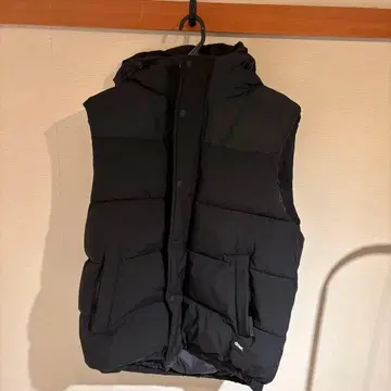 ZARA 다운 베스트 L 사이즈 dnwr. 로고 포함