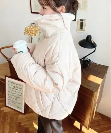 퍼 달린 베이지 다운 자켓