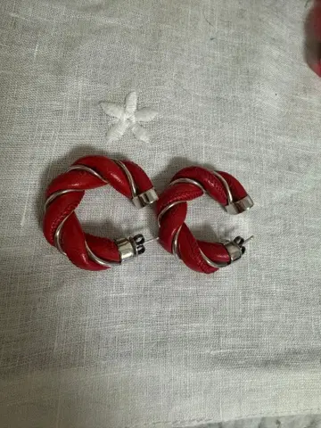 빨간색 가죽 트위스트 귀걸이