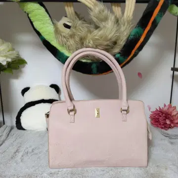 원더랜드의 앨리스 핑크 엠보싱 가공 숄더백