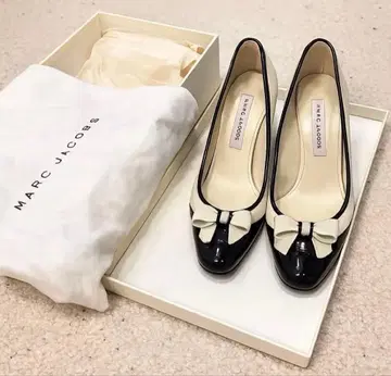 MARC JACOBS 아이보리 & 블랙, 리본 포함 하이힐 36